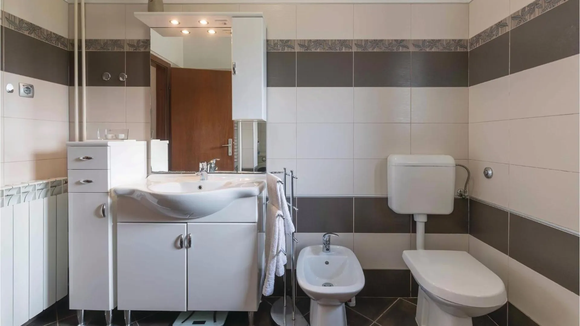 Lovely Home In Marcana With Jacuzzi