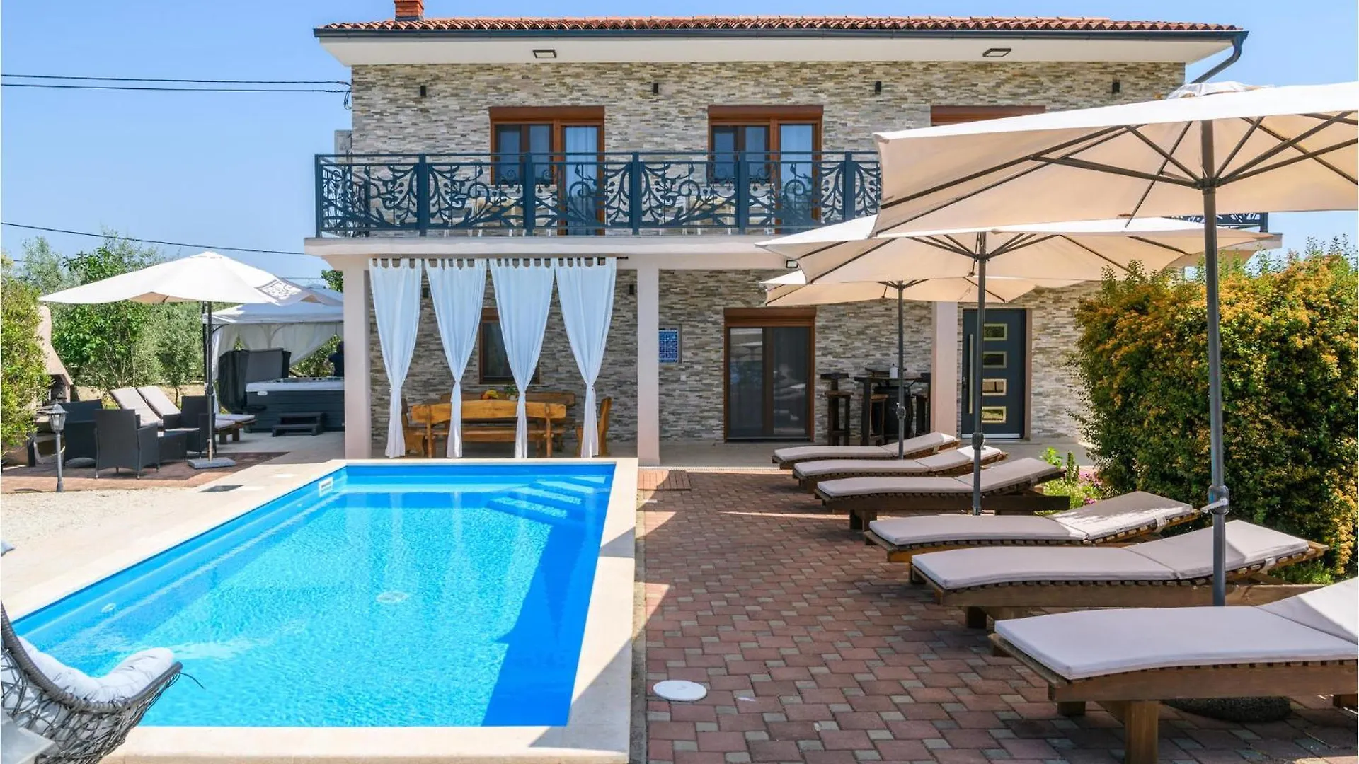 Lovely Home In Marcana With Jacuzzi