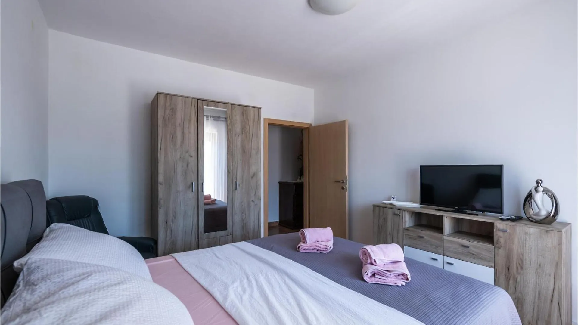 Lovely Home In Marcana With Jacuzzi Hébergement de vacances